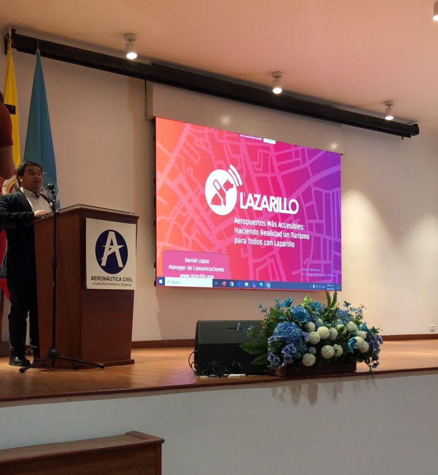 Daniel, Manager de Comunicaciones de Lazarillo, presenta en frente de la audiencia del auditorio de la Aeronáutica Civil de Colombia