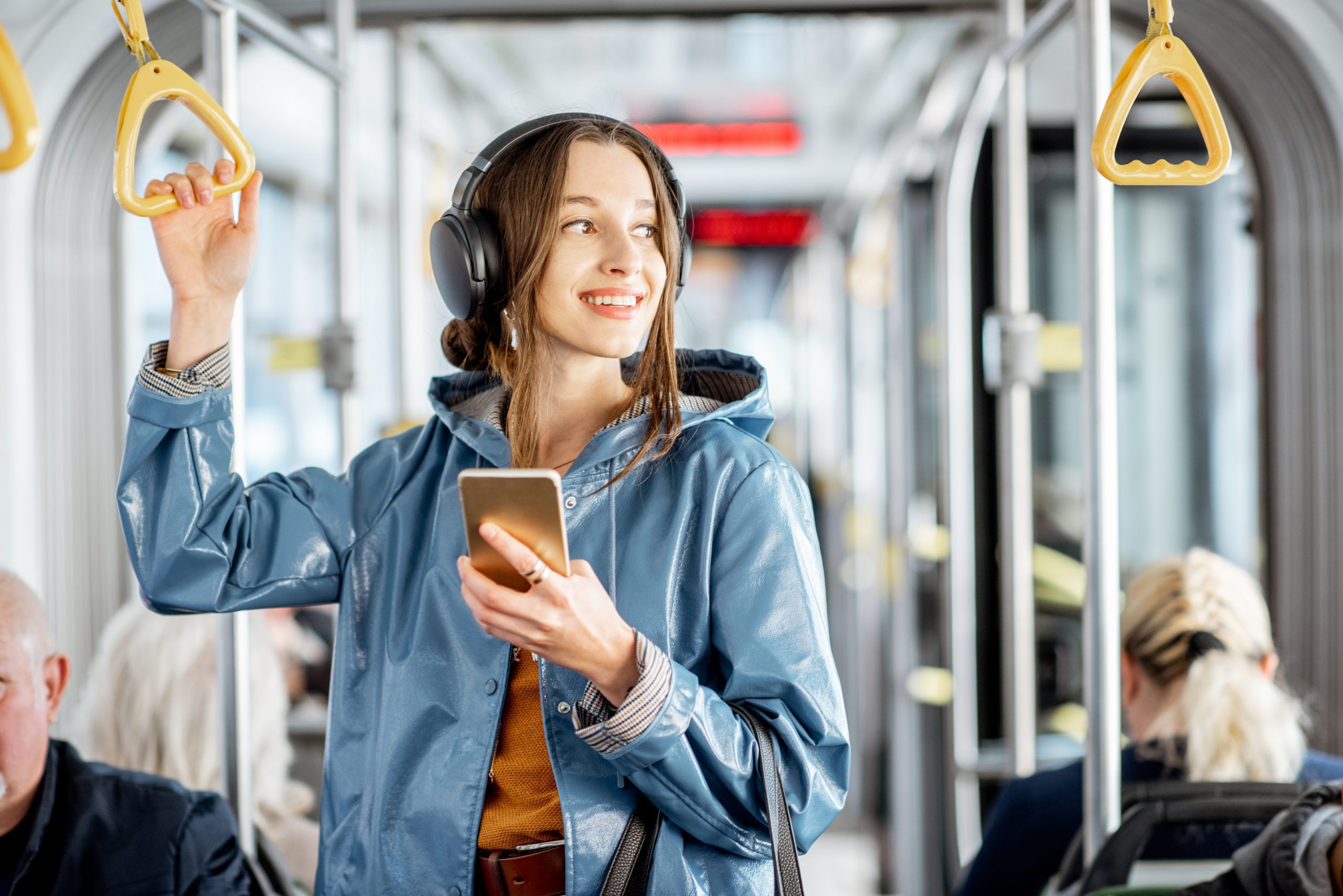 Mujer pasajera de un autobús usa tecnología beacon y bluetooth de Lazarillo para guiarse por su ruta.