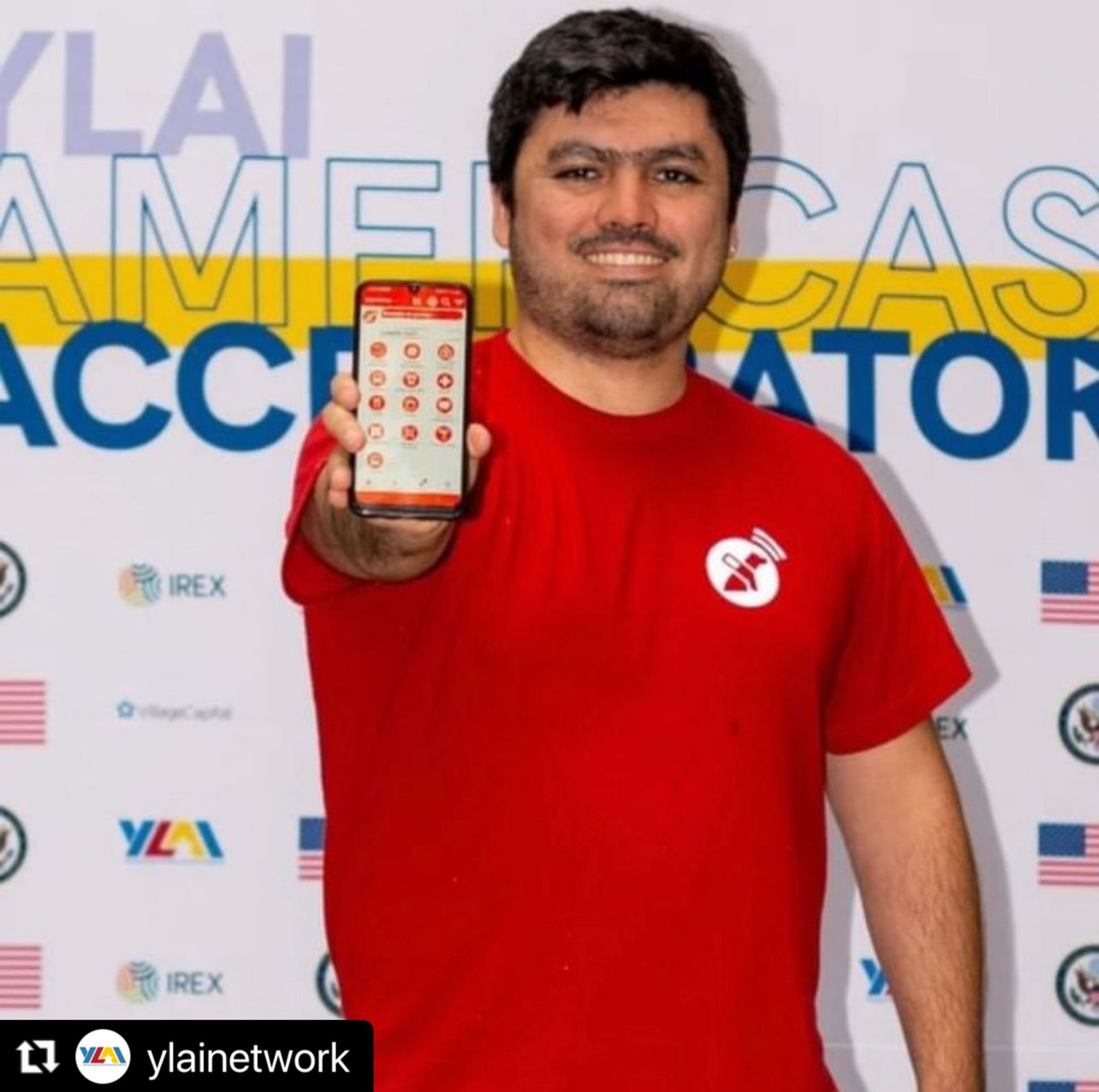 Retrato de René Espinoza, CEO de Lazarillo, sosteniendo un celular con la app Lazarillo abierta.